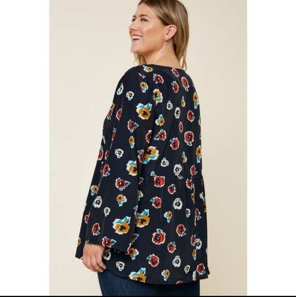 Hayden Plus Midnight Floral Print Empire Waist V Neck Relaxed Fit Pleated Top 2X - Picture 4 of 10